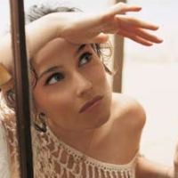 Pose Bugil, Nelly Furtado Ditawar Rp 4,5 M